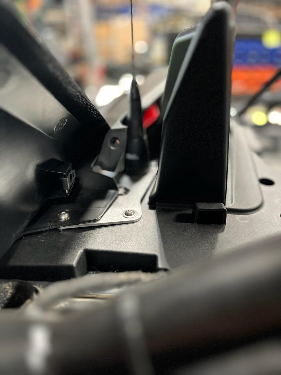 POLARIS TURBO R & PRO R ANTENNA MOUNT